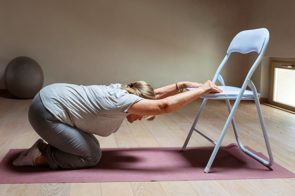 Mujer haciendo yoga con silla